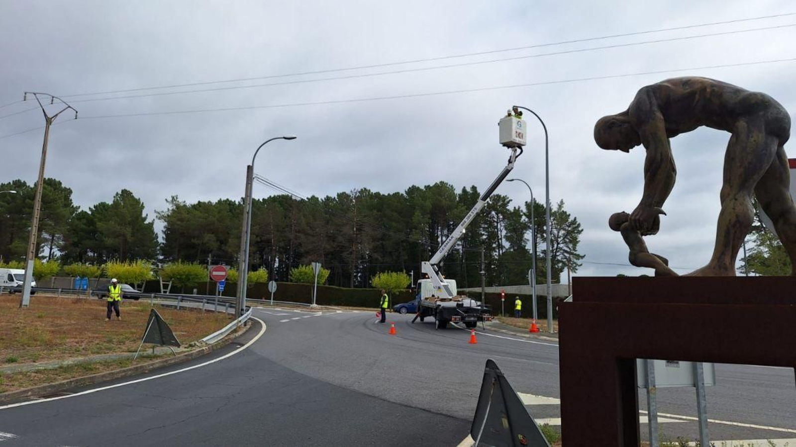 As tarefas de renovación da iluminación xa comezaron nalgúns puntos do municipio.