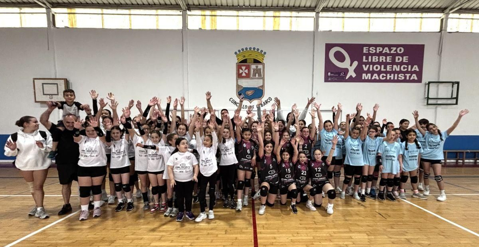 La foto de familia entre los equipos que participaron de las finales escolares de voley infantil y pequevoley femenino desarrollado en el pabellón de O Barco de Valdeorras.