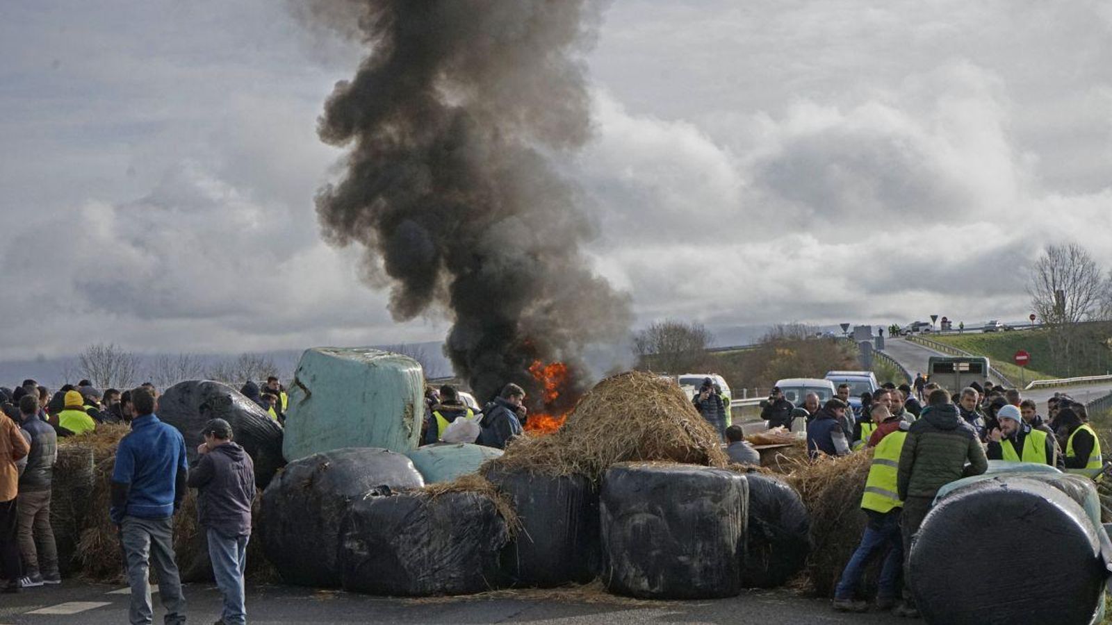 El carril decreciente de la A-52 cortado a primera hora de la mañana del sábado.