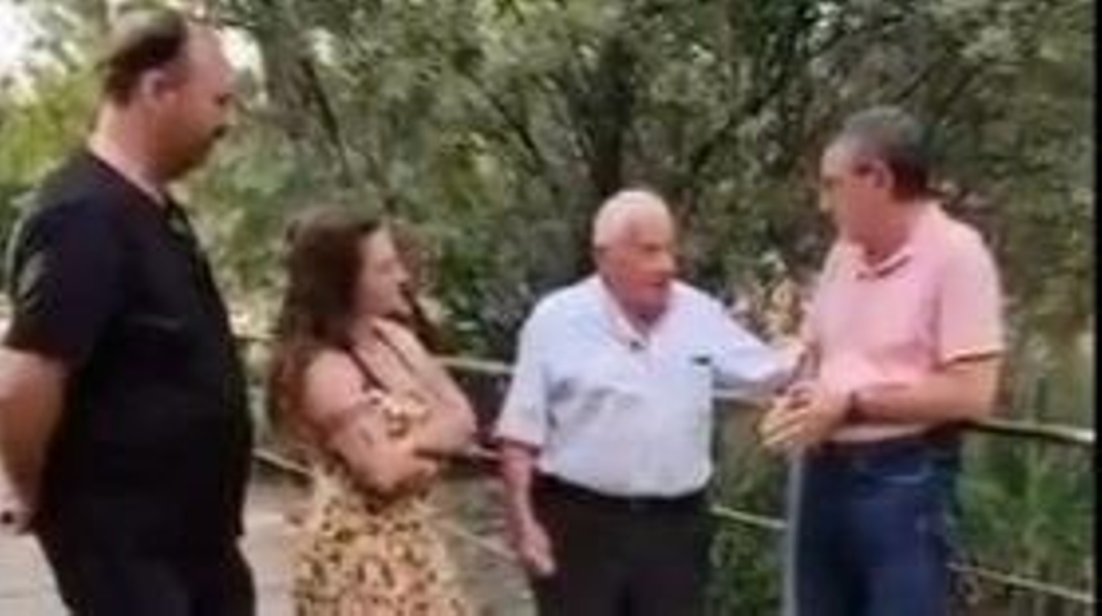 El alcalde de Rábano (Valladolid), segundo por la derecha, charla con el secretario de Organización del PSOE de Valladolid, Francisco Ferreira, en un vídeo publicado por el partido.