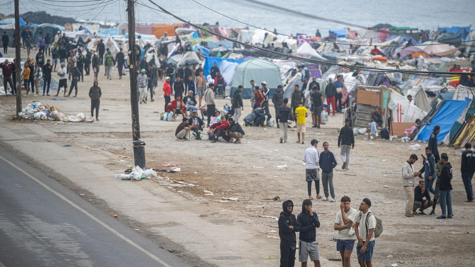 Agentes de la Policía Nacional intervienen durante el proceso de desalojo del embolsamiento de migrantes en la playa de El Trampolín, a 5 de octubre de 2026