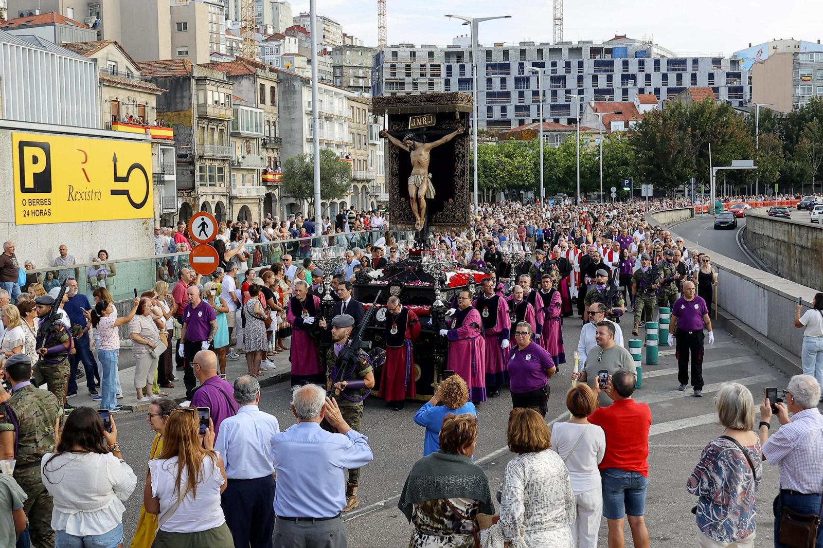 Galería | Misa por el Cristo da Victoria en Vigo y la concurrida procesión