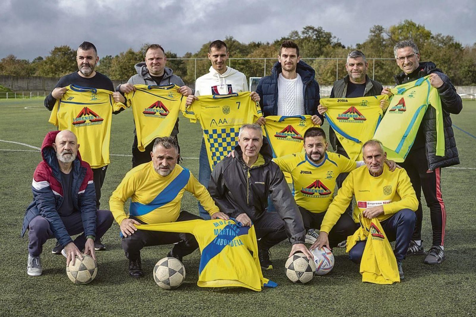 Integrantes de las distintas épocas desde el Mesón de Calvos al actual Polígono, con sus respectivas camisetas.