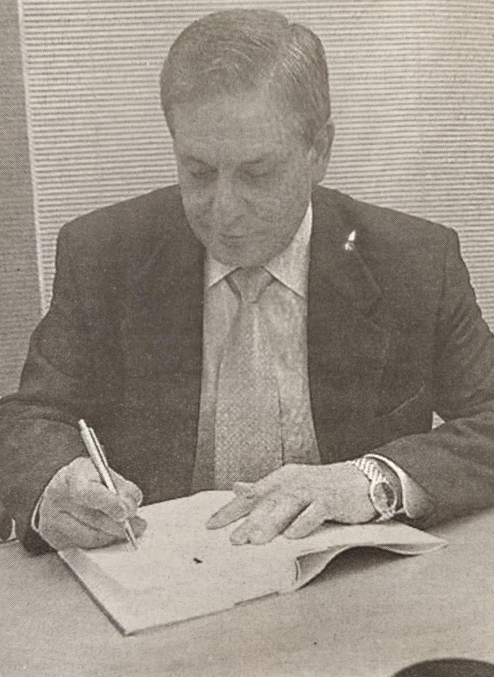 Alfonso Sobrado Palomares, firmando un ejemplar de su novela.