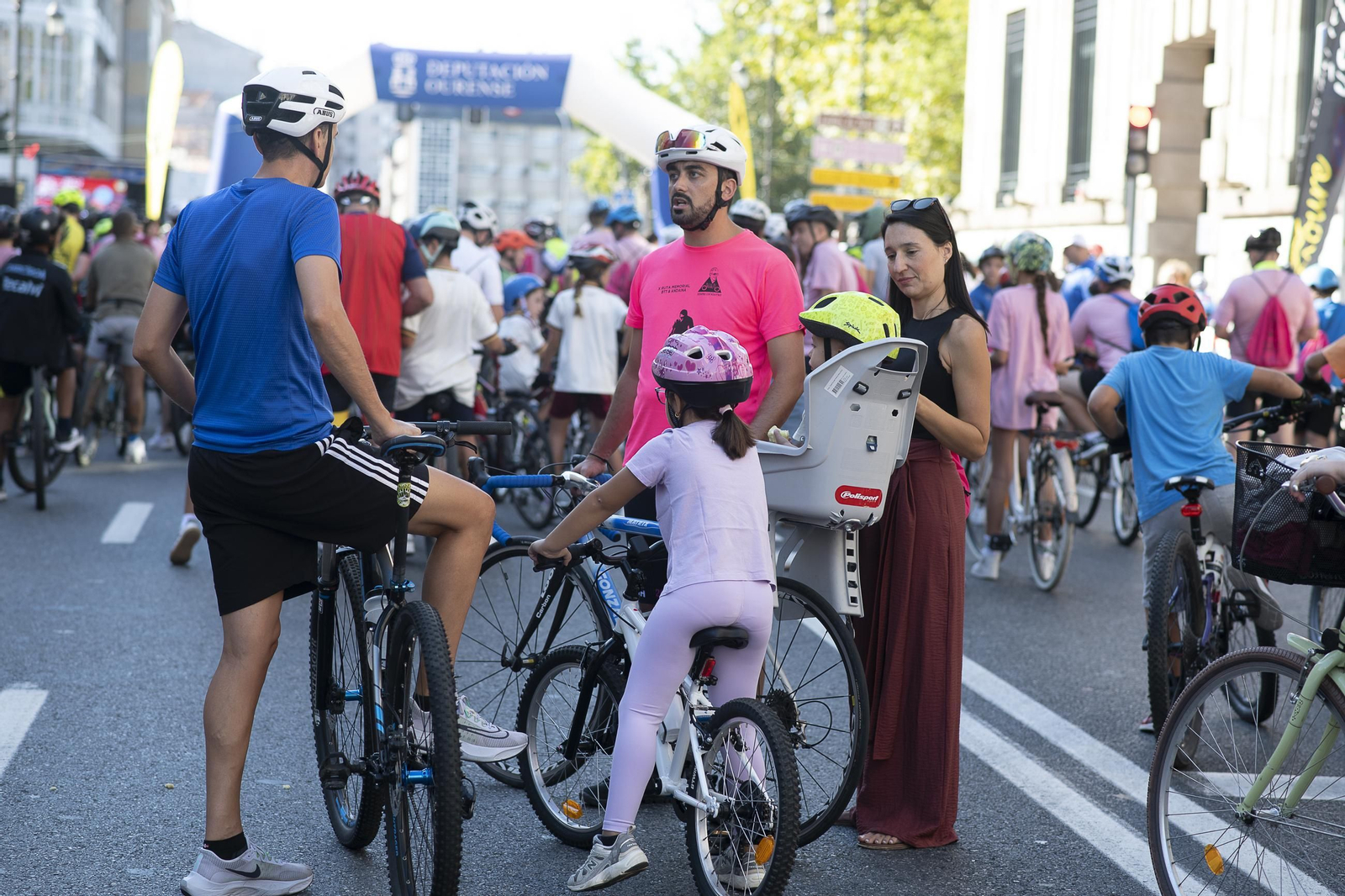 Galería | Ourense disfruta de un Día da Bici con sol, ambiente familiar y regalos