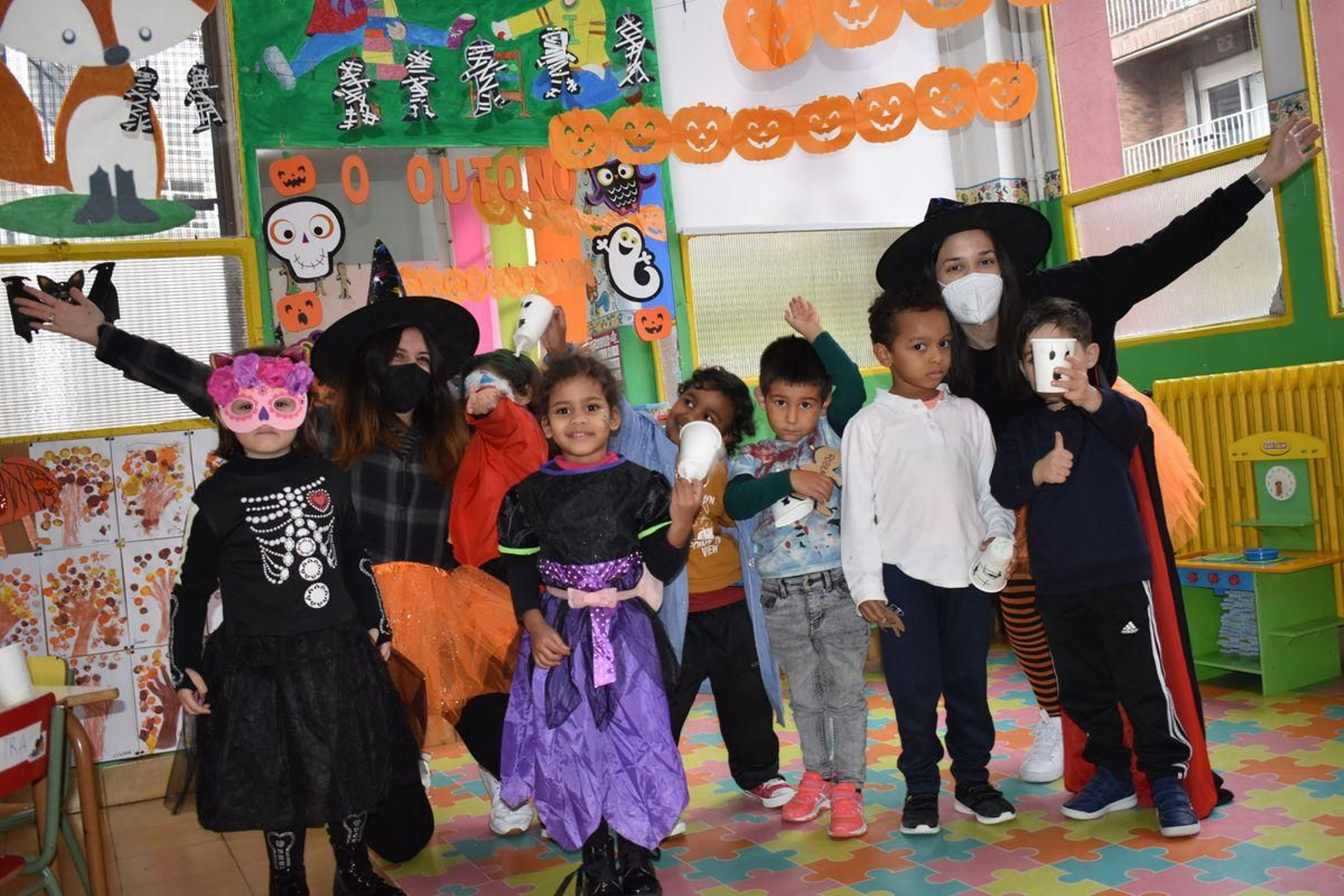 Cardenal Cisneros. Un grupo de peques de Infantil quixeron retratarse cun par de meigas que pasaban por alí.