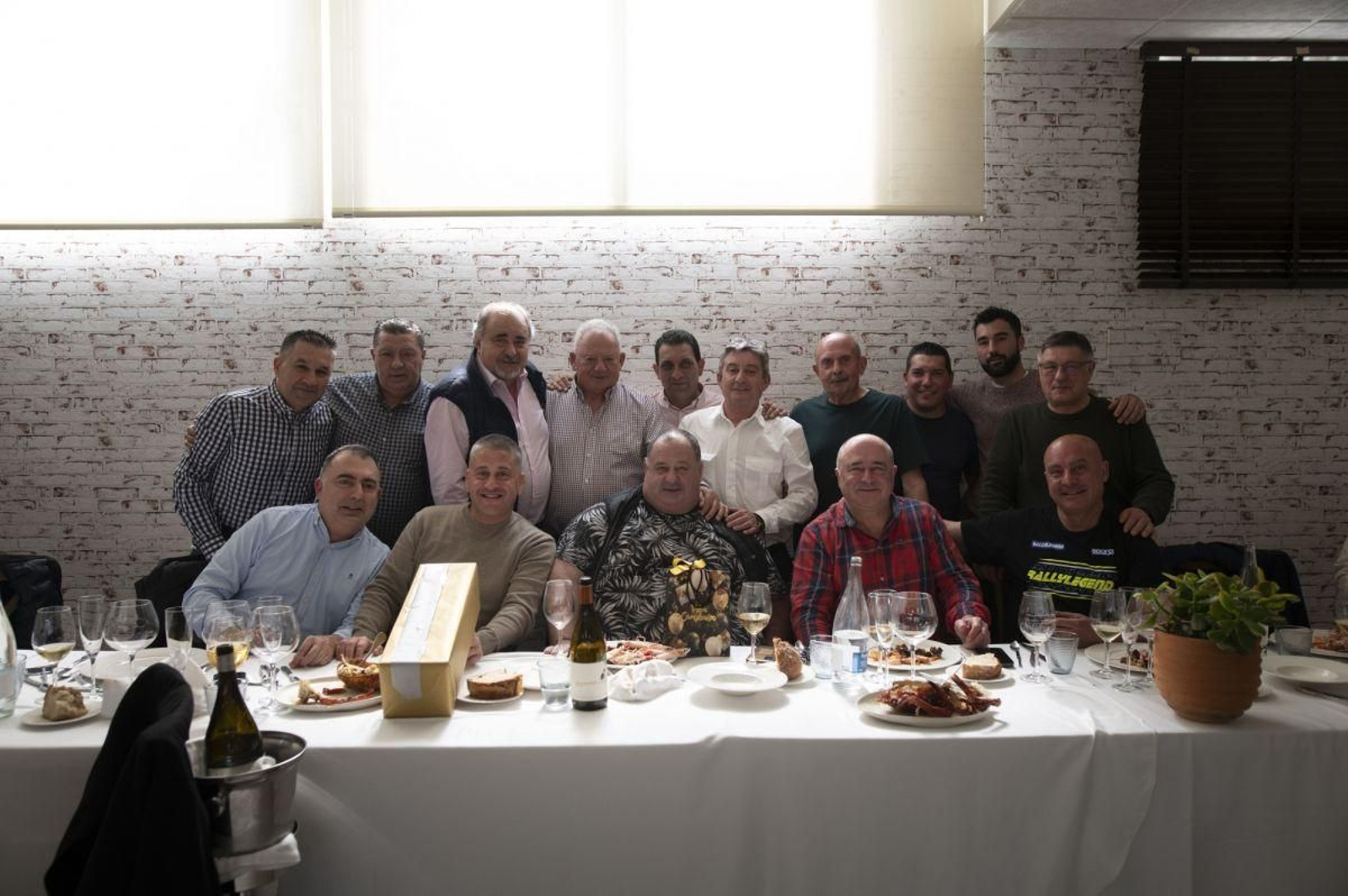 Con un grupo de amigos y aficionados al motor.