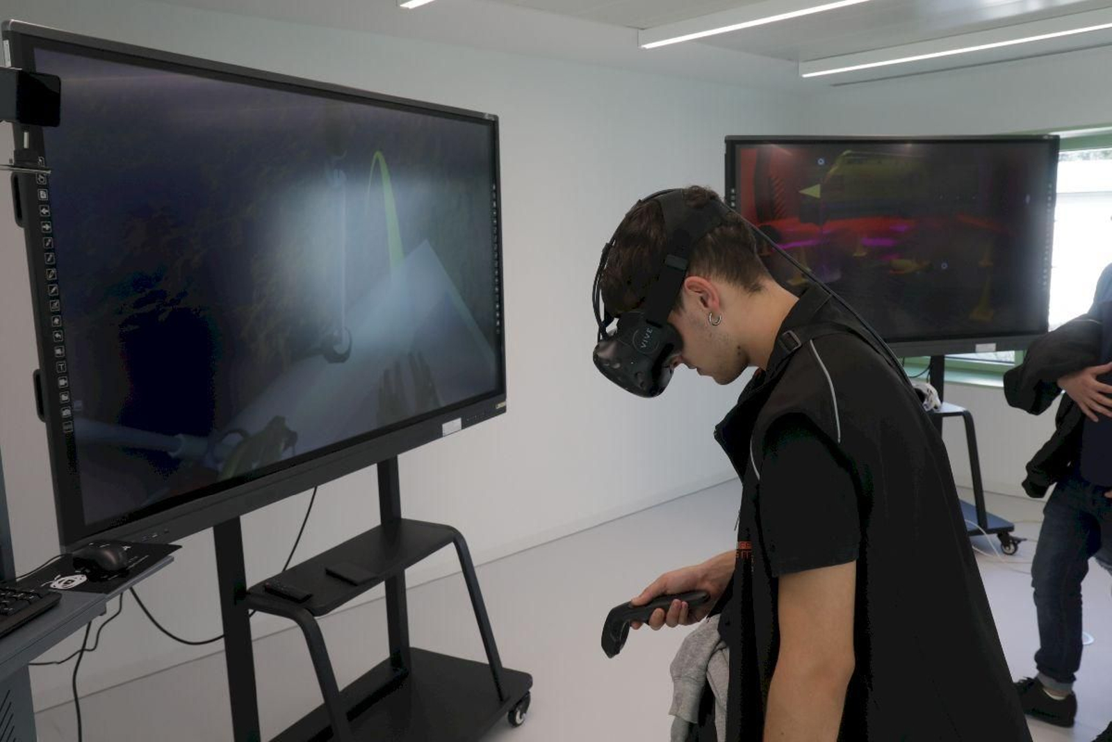 El objetivo de este área específica es mejorar el entorno de aprendizaje con espacios interactivos. Las autoridades pudieron probar las gafas de realidad virtual.