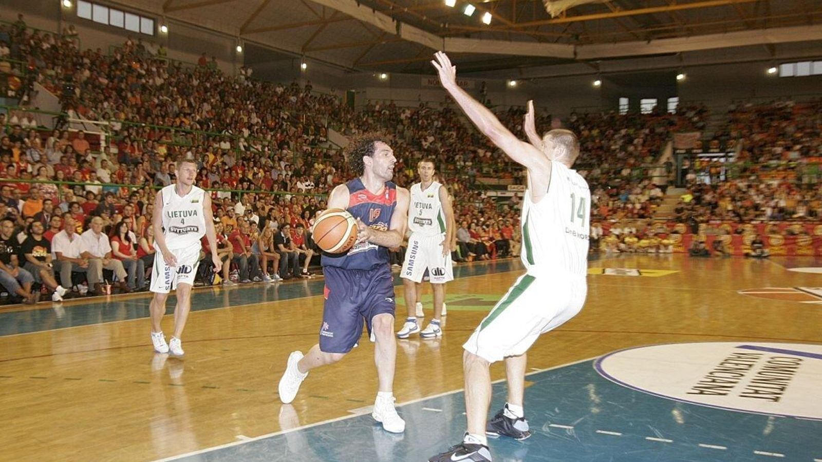 Garbajosa, en un Pazo a rebosar, ante Lituania en 2008.