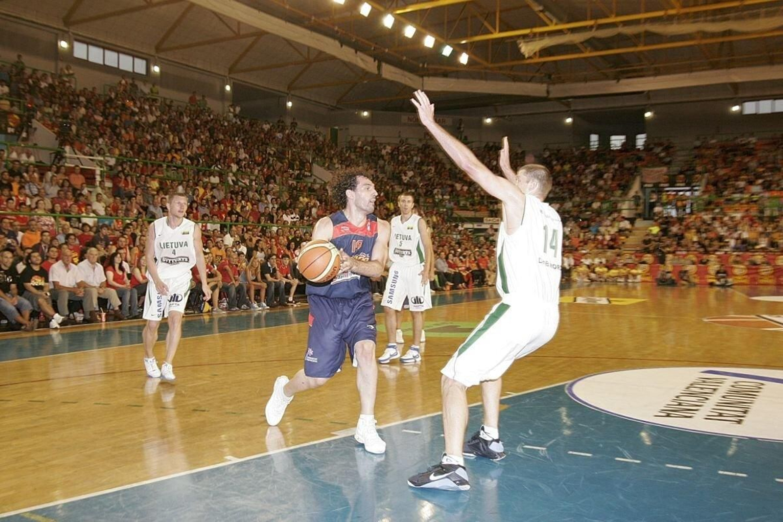 Garbajosa, en un Pazo a rebosar, ante Lituania en 2008.