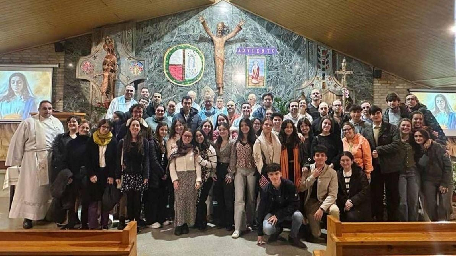 Samuel Montes (a la izq. de blanco) y  los jóvenes que participarán en la evangelización, con el obispo.
