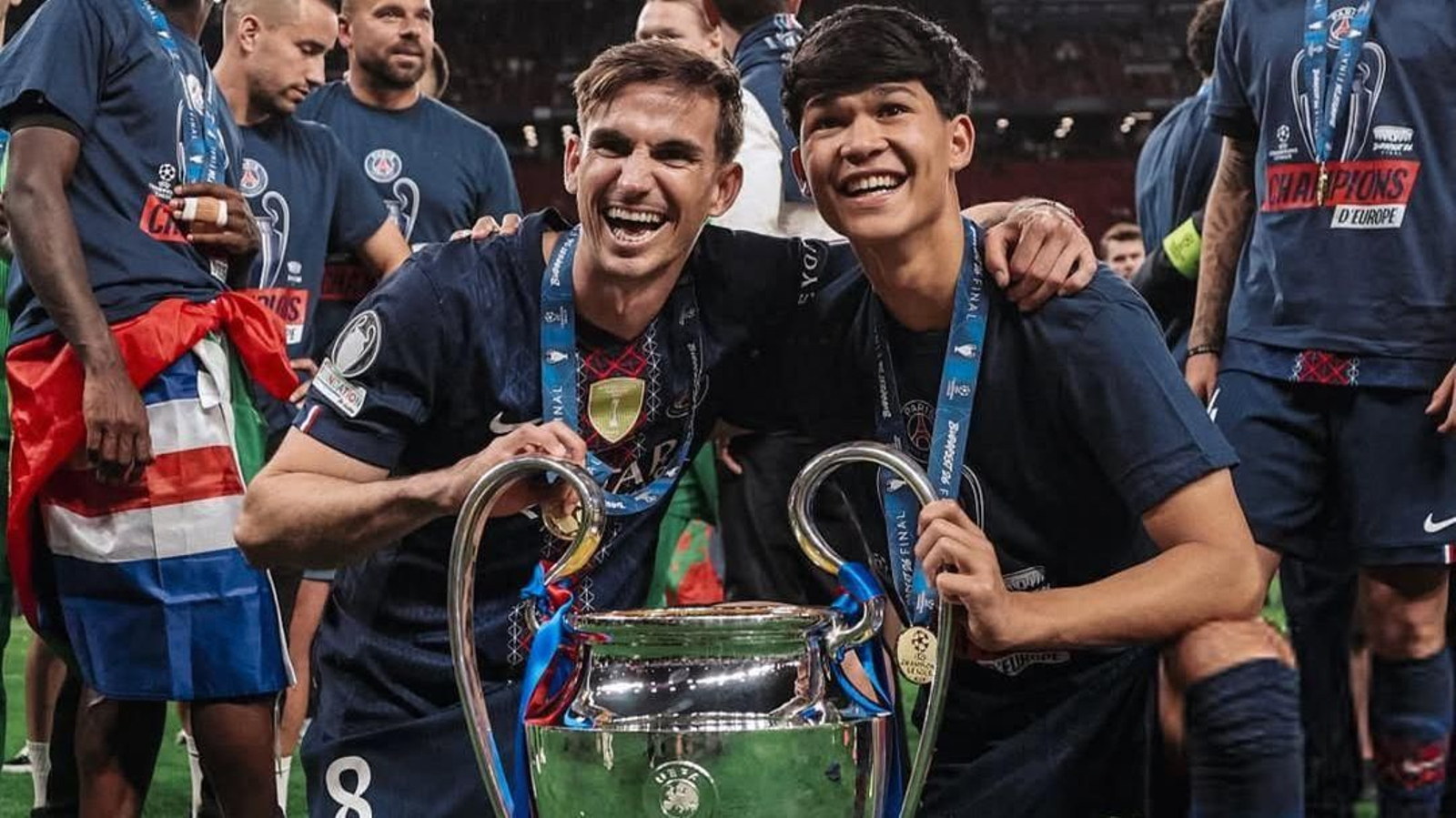 El nigranés Dro Fernández posa con la Champions junto a su compañero Fabián Ruiz.