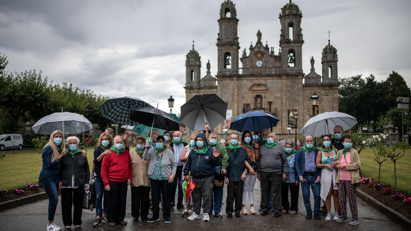 BAÑOS DE MOLGAS (SANTUARIO DA NOSA SEÑORA DOS MILAGRES). 01/09/2021. OURENSE. Usuarios das residencias de Os Gozos e Esperanza asisten á misa do Día dos Enfermos en Os Milagres. Ambas residencias foron das máis afectadas pola pandemia e acércanse o templo en recordo de tódolos falecidos. FOTO: ÓSCAR PINAL  Usuarios Residencia Os Gozos