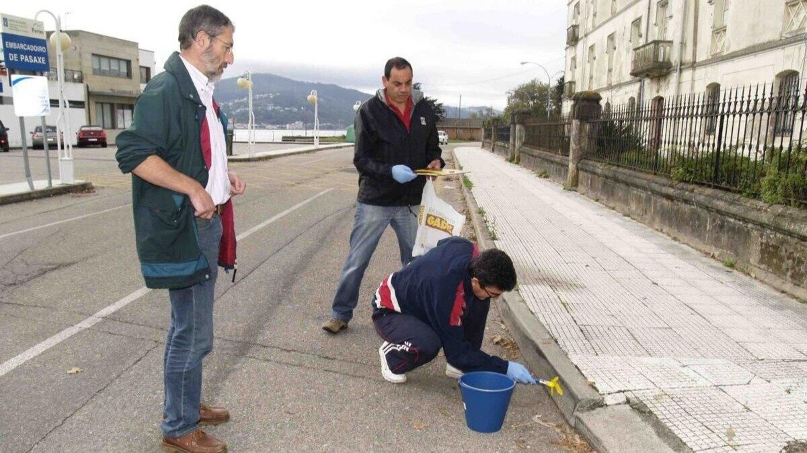 Uno de los instantes en los que se pintaron las flechas señalizadoras en A Guarda.