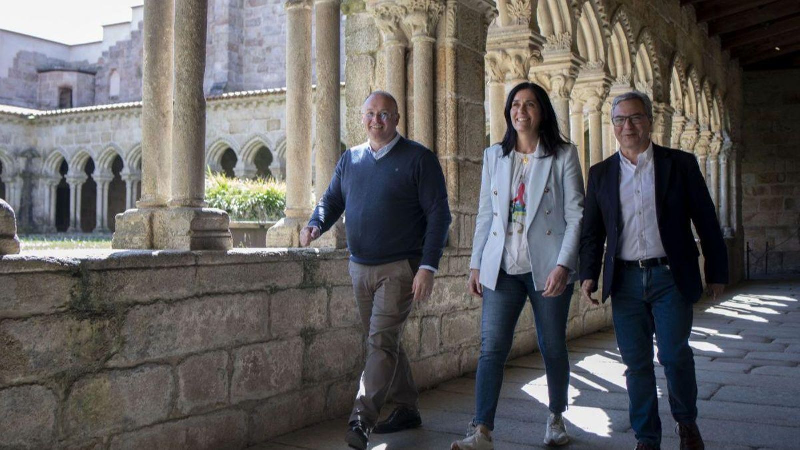 Miguel Tellado, Paula Prado y Luis Menor a su entrada al claustro de San Francisco.