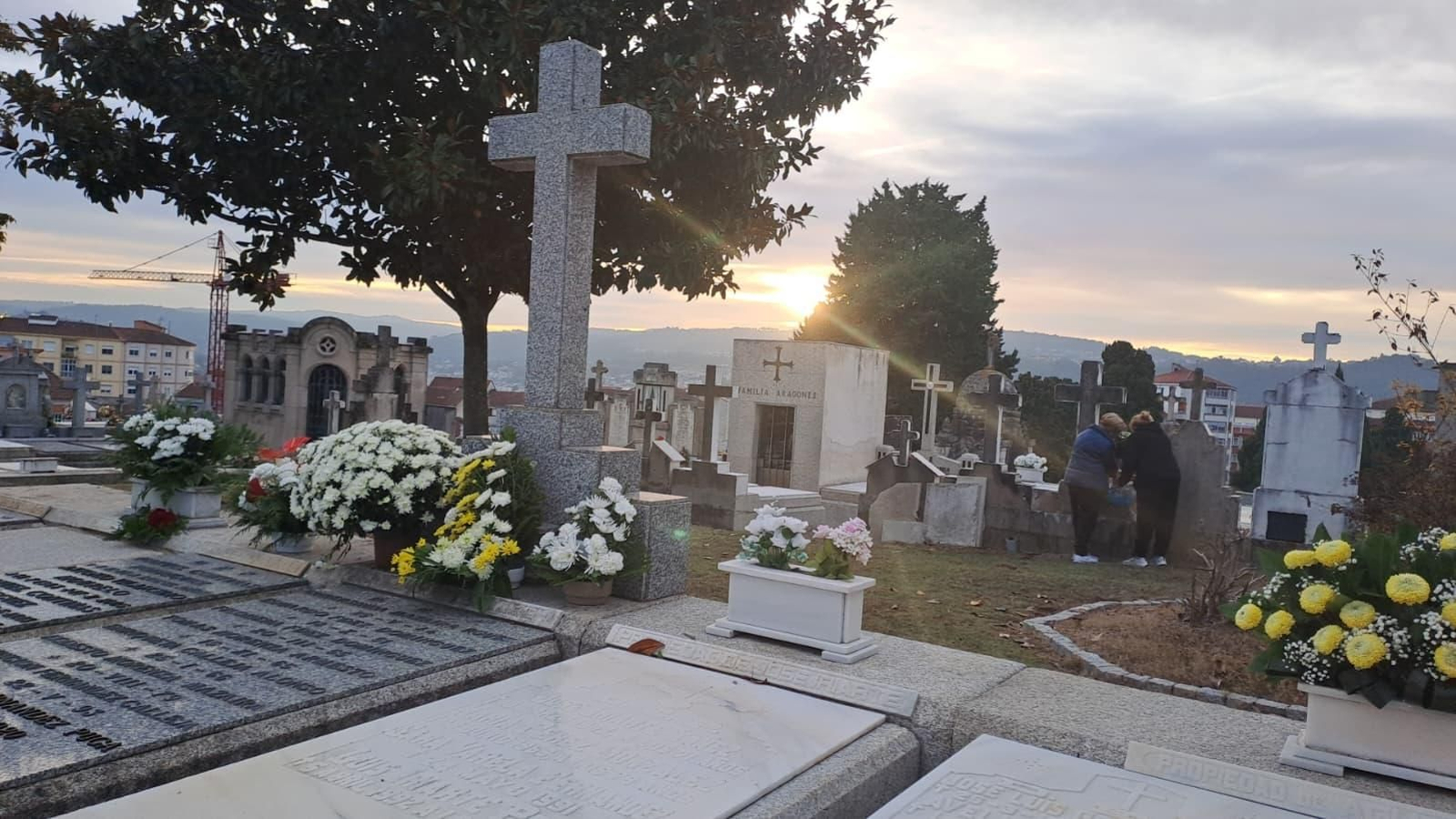Galería | Los cementerios de Ourense se preparan para el Día Todos los Santos y los Fieles Difuntos
