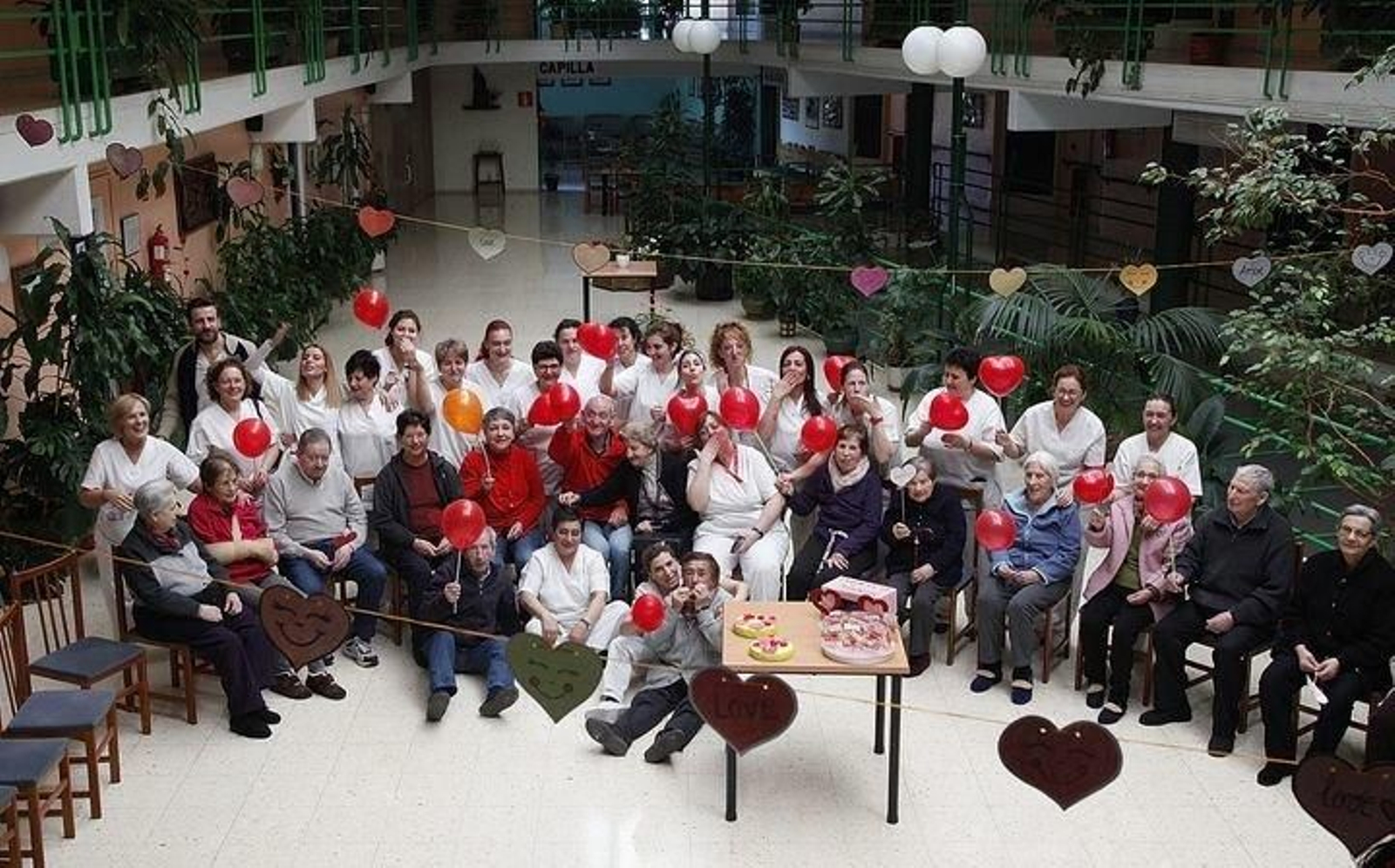 Trabajadoras y usuarios de la residencia de la Fundación San Rosendo festejan el día de San Valentín. (MIGUEL ÁNGEL)