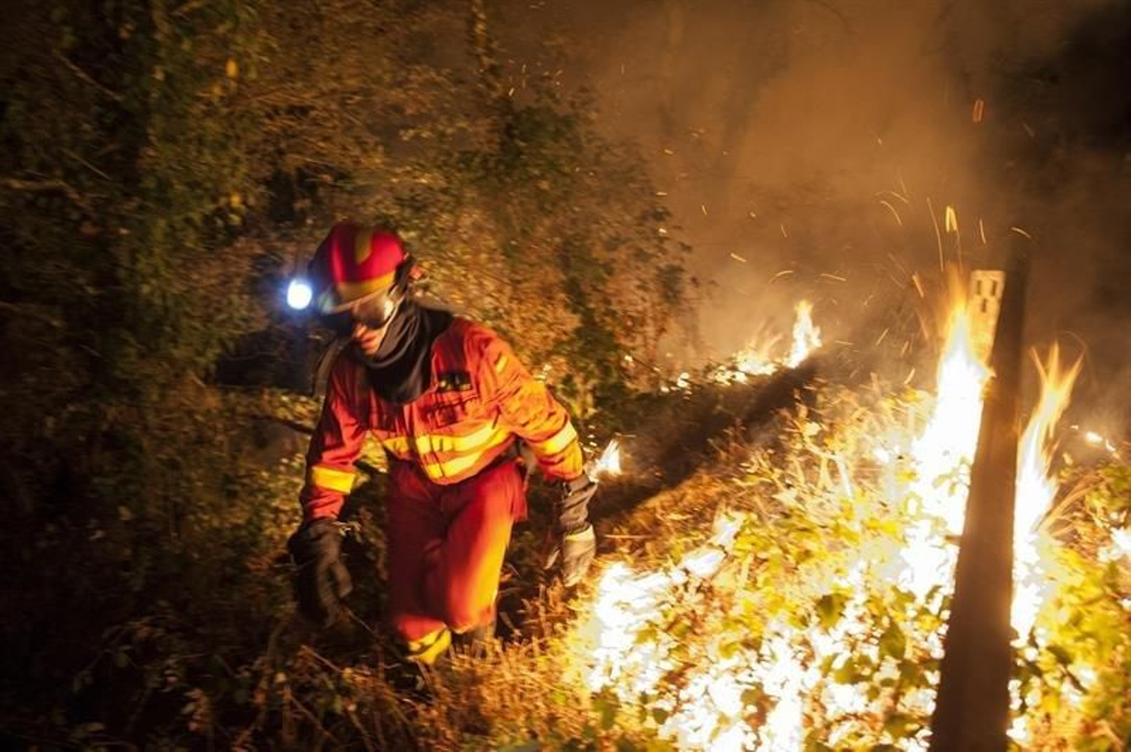 Miembros de la Unidad Militar de Emergencia realizan labores de extinción en el incendio forestal de la localidad orensana de Entrimo.