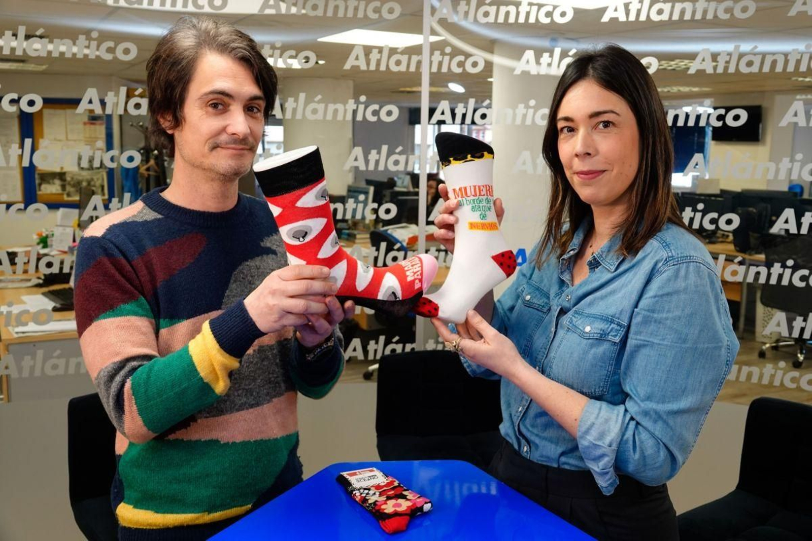 Fran García y Ana Carpintero con los calcetines Almodóvar en el set de Atlántico TV.