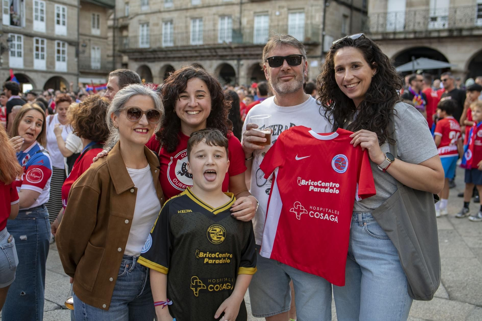 Galería | La aplaudida acogida de los unionistas a la UD Ourense contrasta con la pitada a Jácome en la Plaza Mayor, en fotos