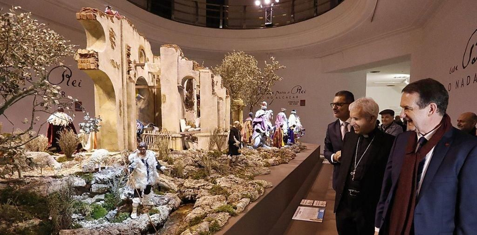 El alcalde Abel Caballero, el obispo de Tui-Vigo, Luis Quinteiro Fiuz y el concejal Ángel Rivas, en la inauguración del Belén gigante en la Casa das Artes.