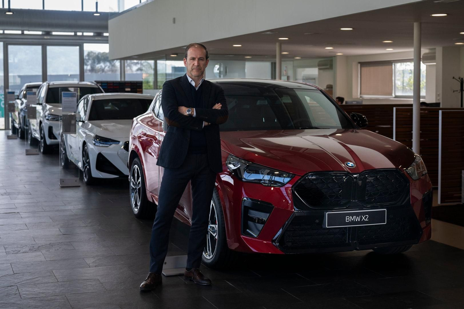 César Fernández, gerente de Autogal frente al BMW X2.