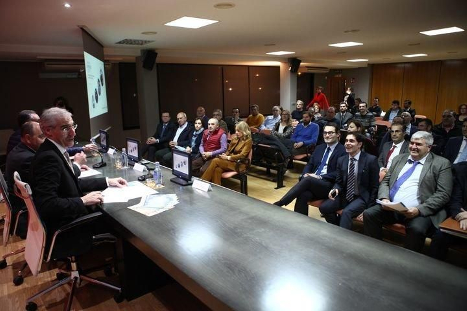 Francisco Conde (a la izquierda), durante su intervenció (XESÚS FARIÑAS).