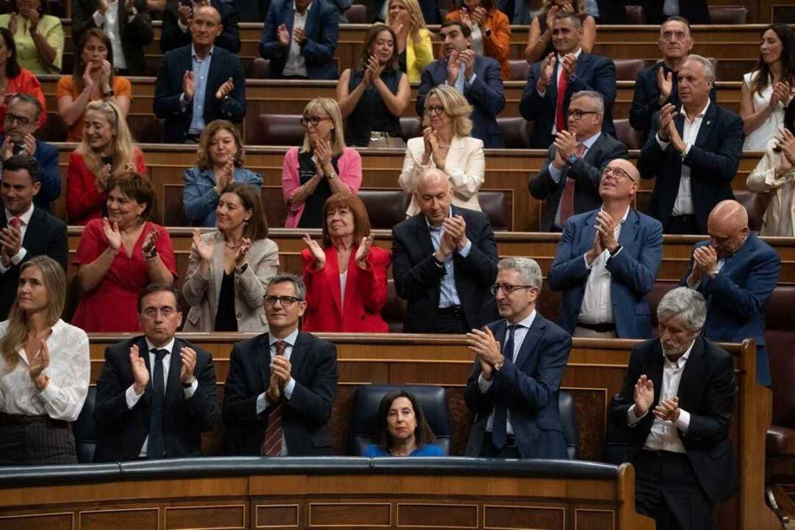 La bancada del PSOE aplaude a Pedro Sánchez en el Congreso, con Margarita Robles sentada.