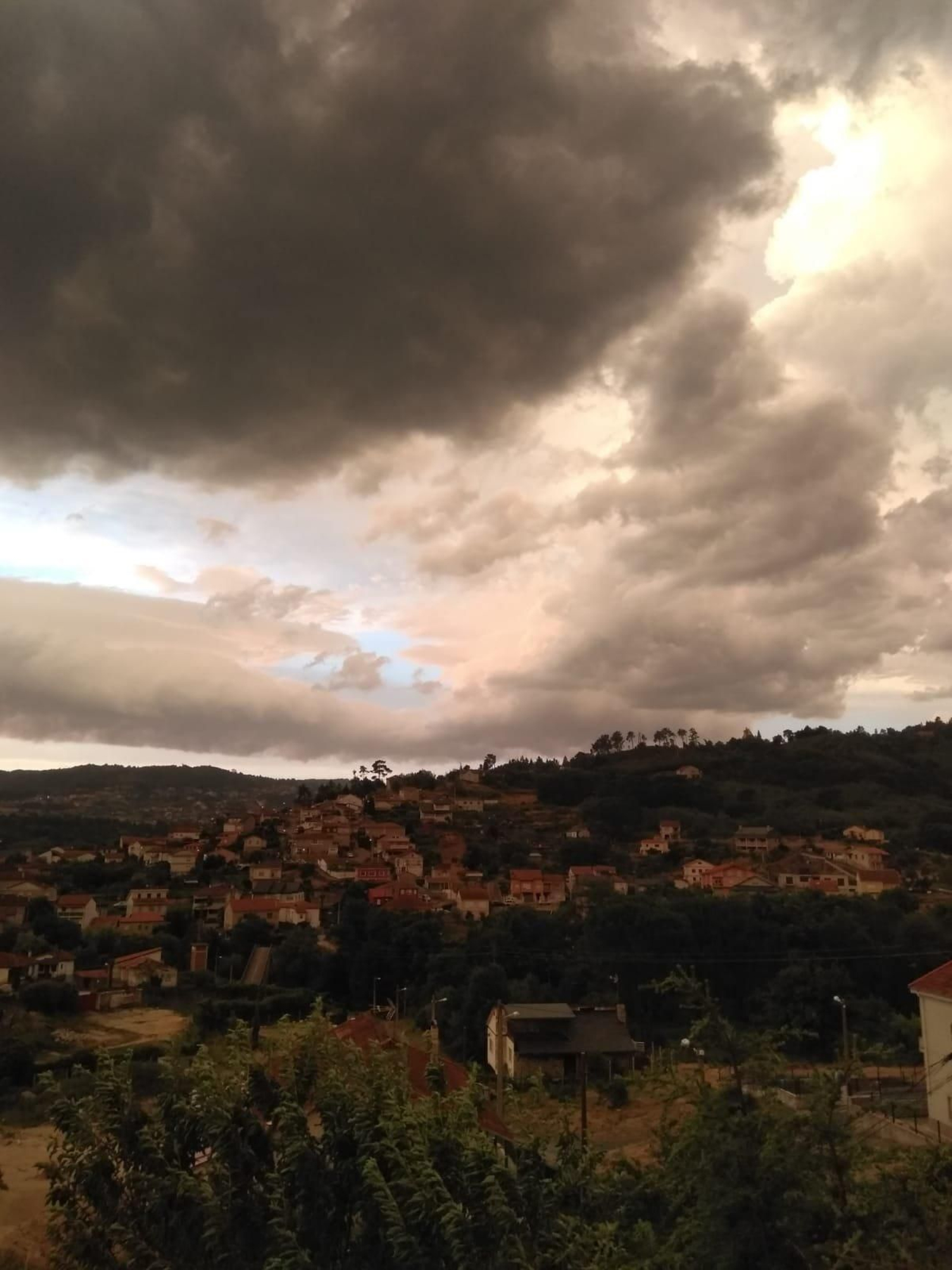 Las tormentas ponen en alerta Ourense 48 horas después de la bomba hídrica.