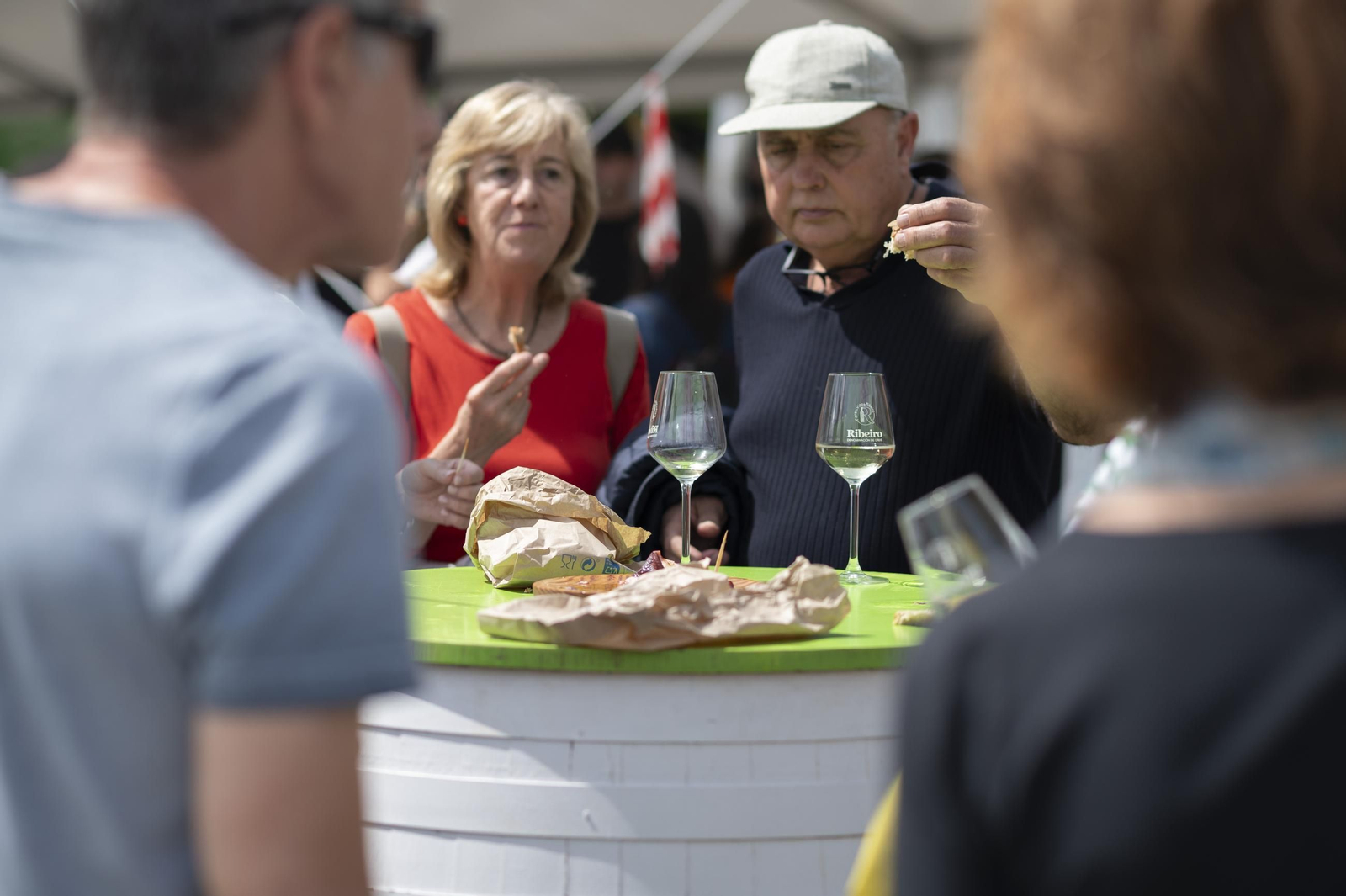 Ambiente festivo, brindis y degustaciones en el recinto de la Alameda de Ribadavia durante la celebración de la 63ª Feira do Viño do Ribeiro