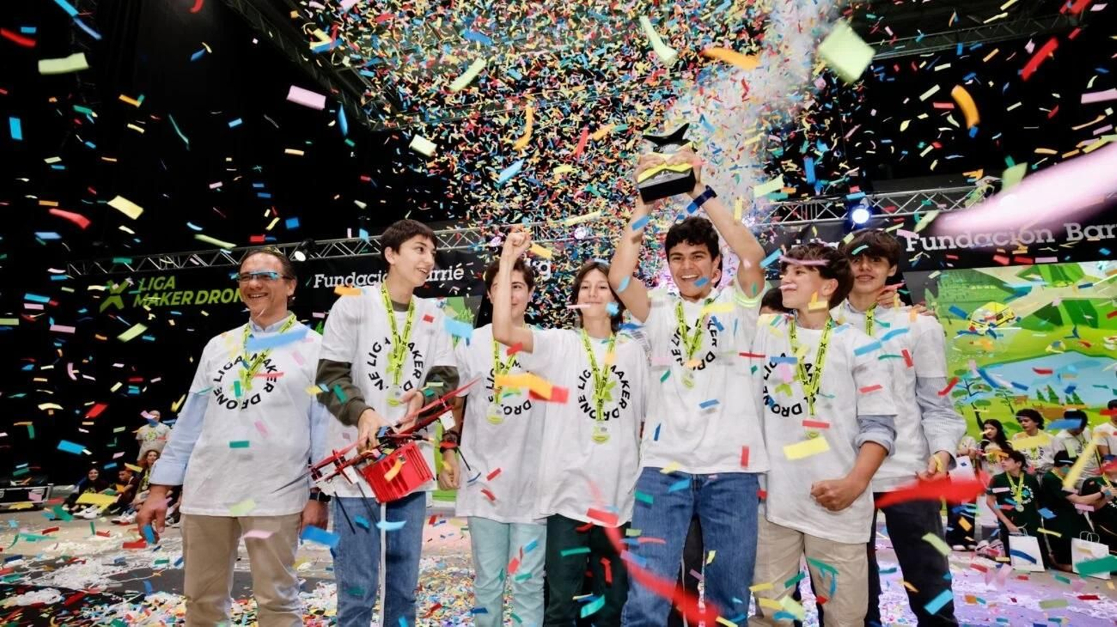 Los alumnos del Montecastelo, tras ganar el concurso.