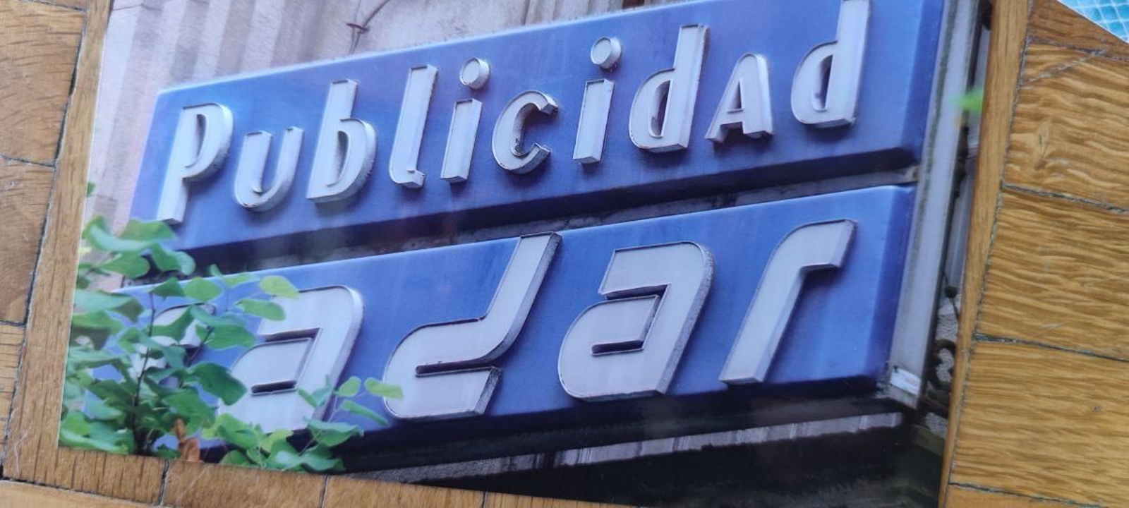 “Publicidad Radár” situada en el primero piso de las Galerías “Tobáris”, en el Paseo, hoy ocupado por H&M. Fue la primera agencia publicitaria profesional de la ciudad.