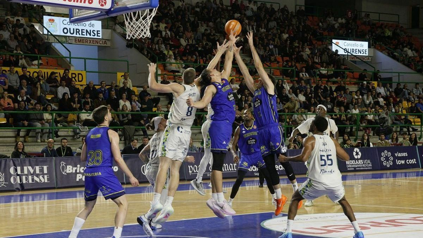 Los cobistas Martín Iglesias y Sergi Huguet pelean por un rebote ofensivo en la zona del Menorca.