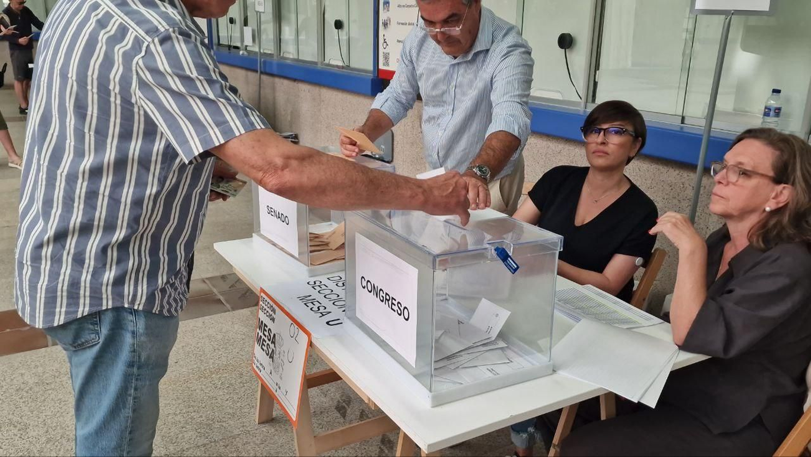 Primeros votantes en un colegio electoral de Vigo. // J.V. Landín
