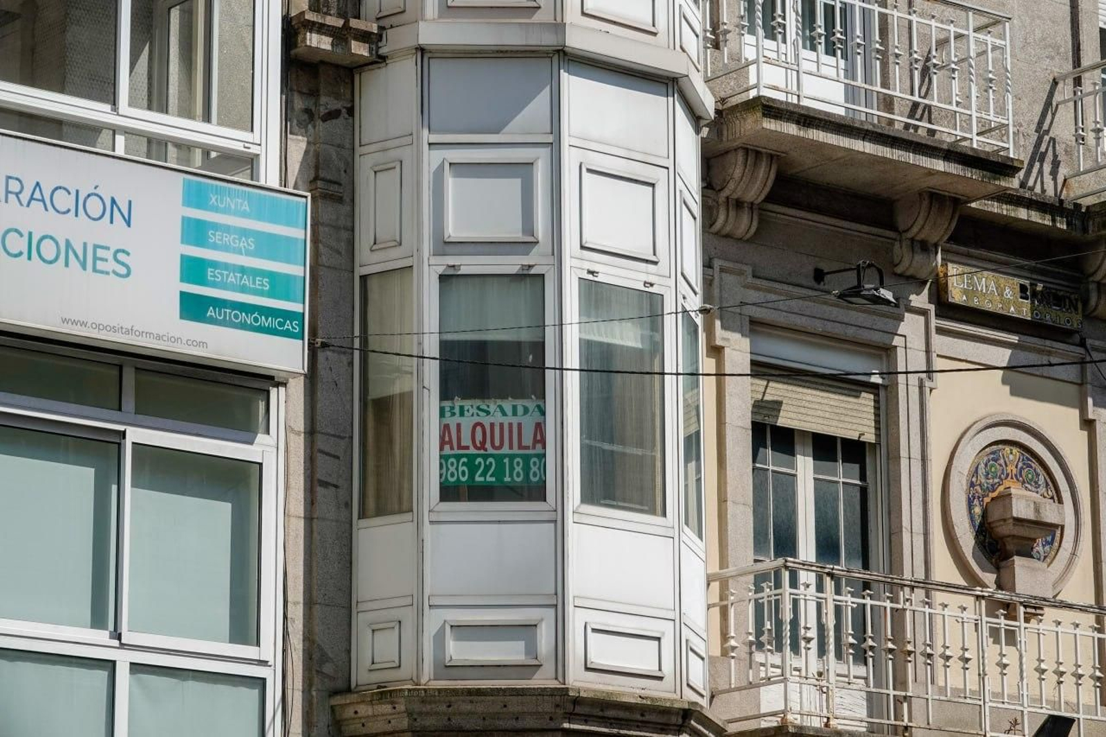 Piso antiguo de alquiler en el centro urbano de Vigo.