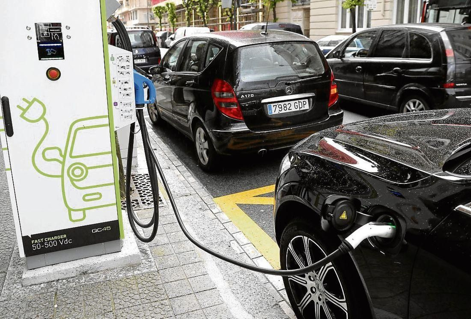 Punto de recarga de un vehículo eléctrico en Madrid