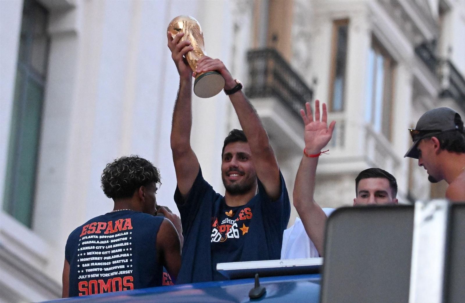 El capitán de la Selección Rodri Hernández sujeta la Copa del Mundo durante la rúa de celebración de la Selección Española por el triunfo en el Mundial 2026