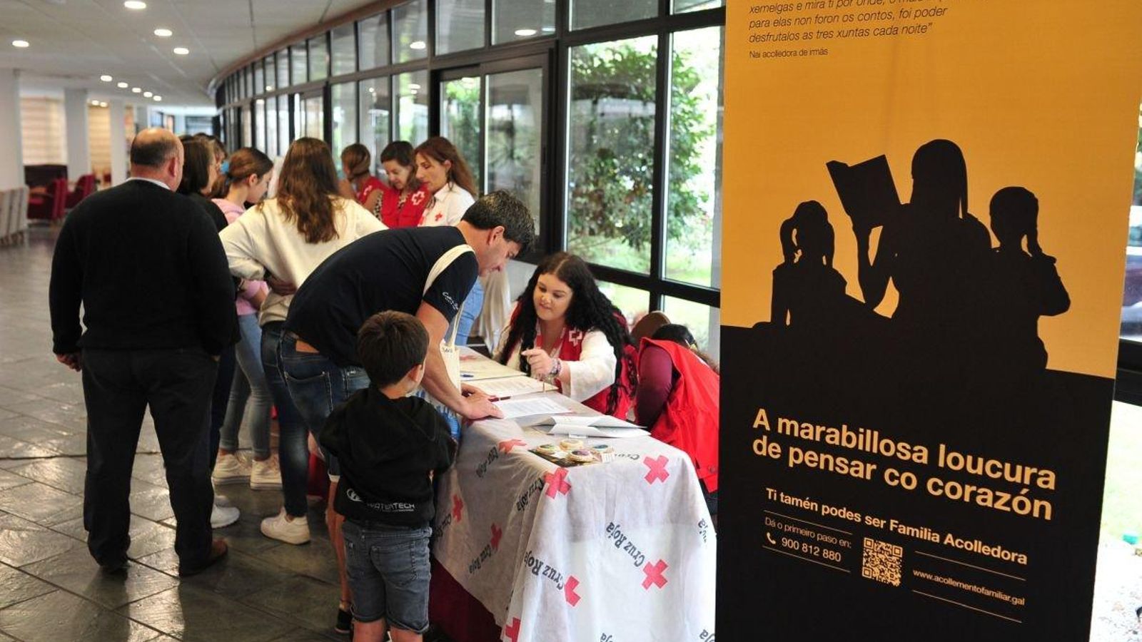 Multitud de familias con niños en acogida se dieron cita ayer.