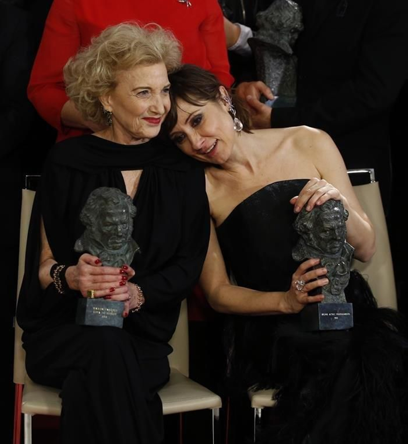 Las actrices Marisa Paredes (i) y Nathalie Poza, al término de la gala