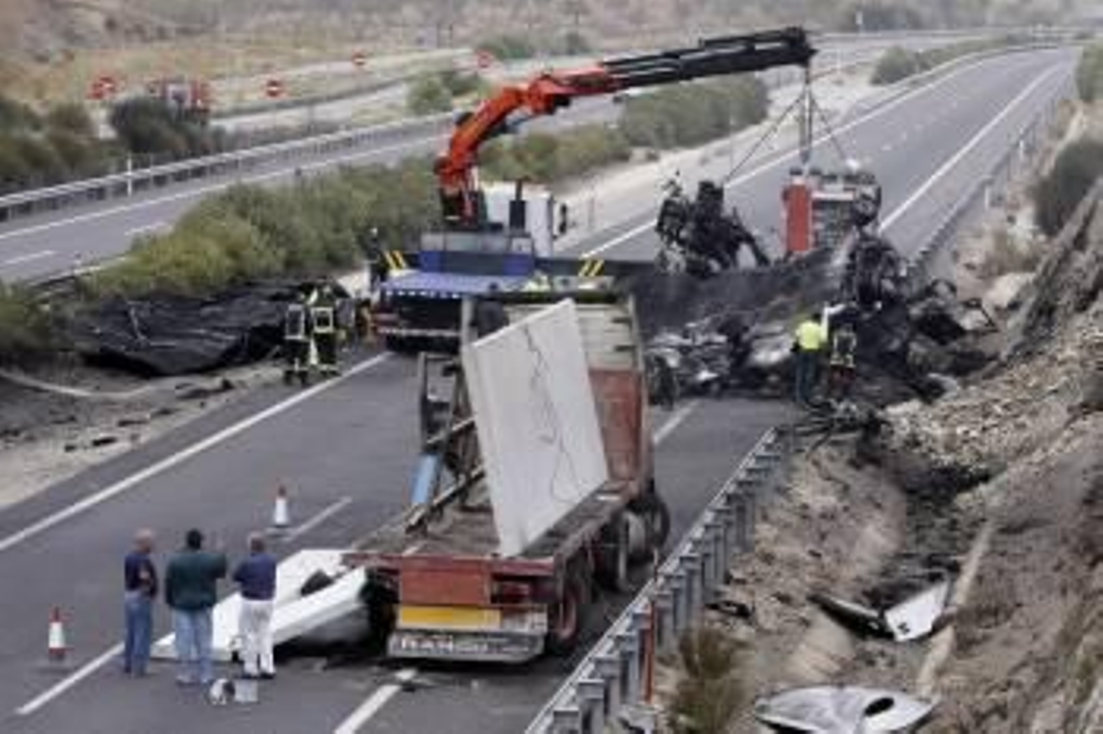 Estado en el que ha quedado el camión cisterna de gas natural licuado que ha explotado tras sufrir un incendio provocado por la colisión con otro camión cargado con placas de cemento (Foto: EFE)