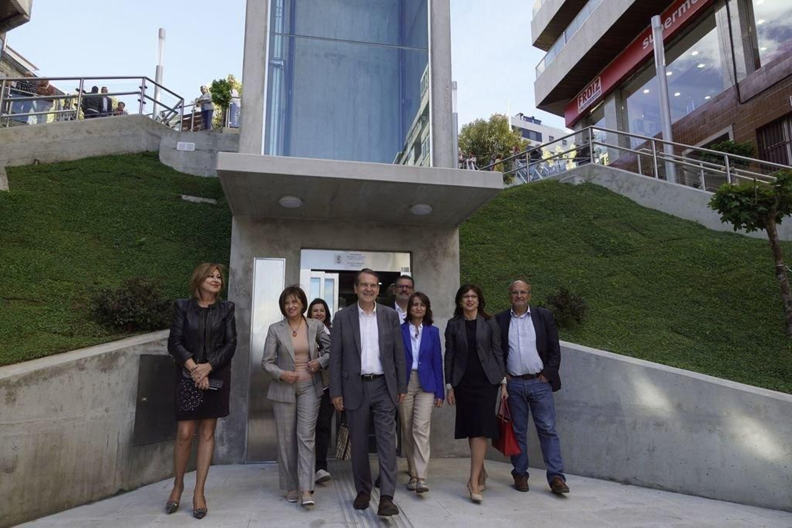 El alcalde Abel Caballero visitó ayer el nuevo ascensor con concejales y miembros de su lista.