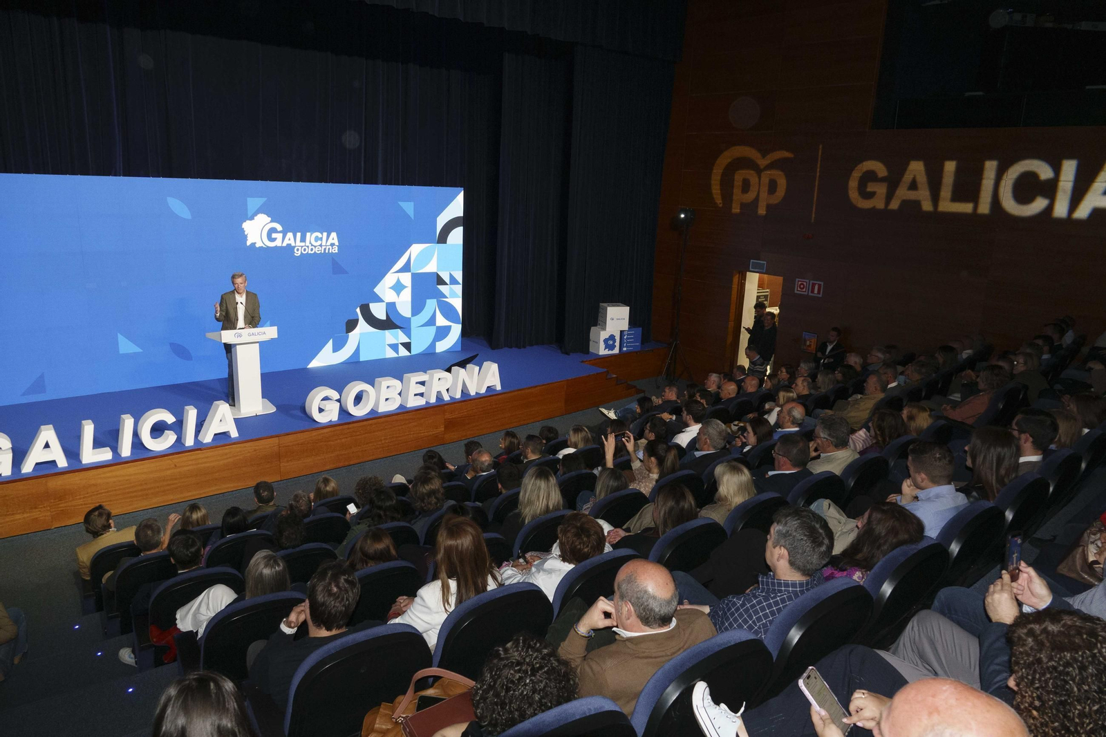 Galería | Rueda lidera el acto del PPdeG en Vigo y hace balance del mandato