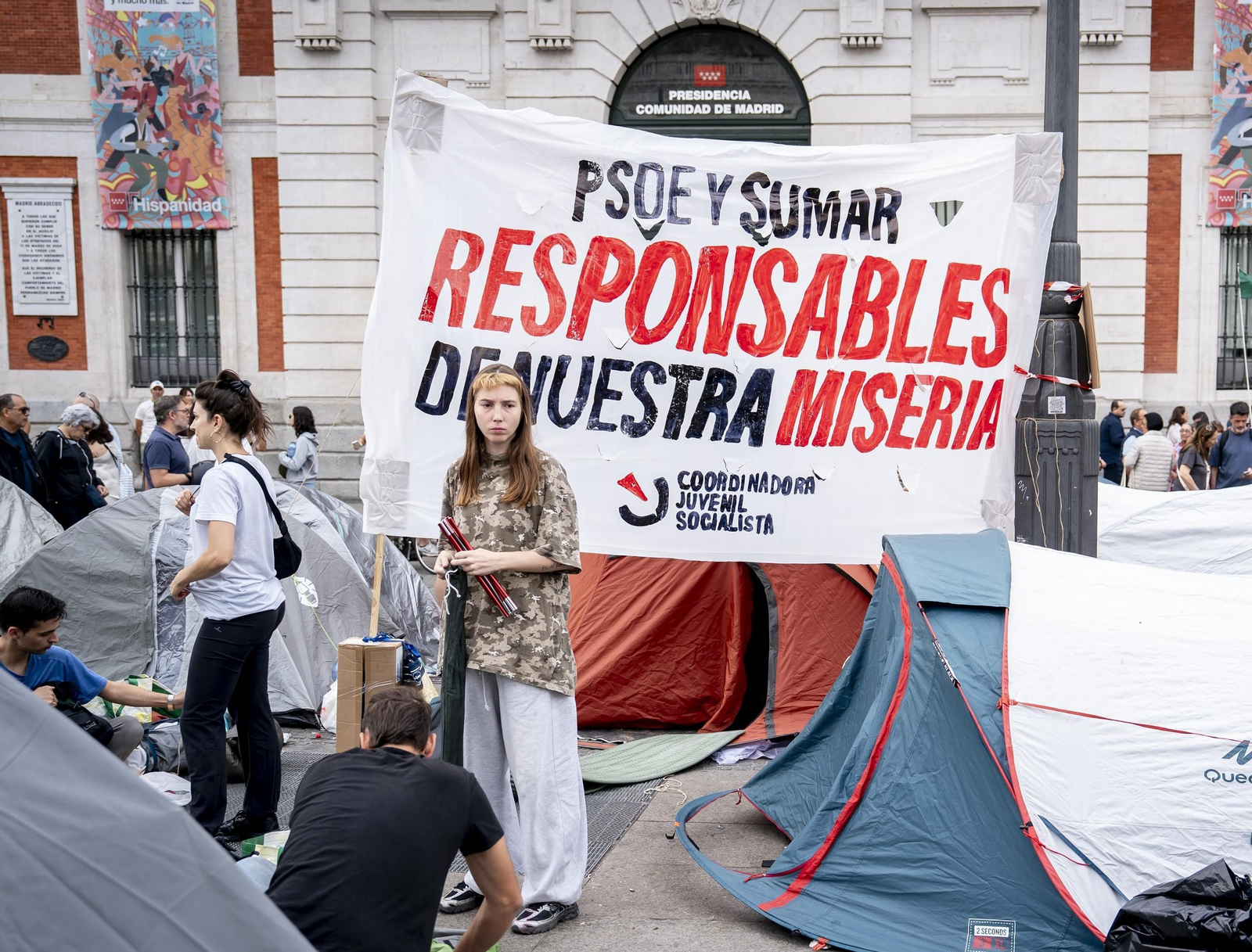 Vista general de las tiendas de campaña instaladas en la Puerta del Sol de Madrid durante la jornada de este domingo
