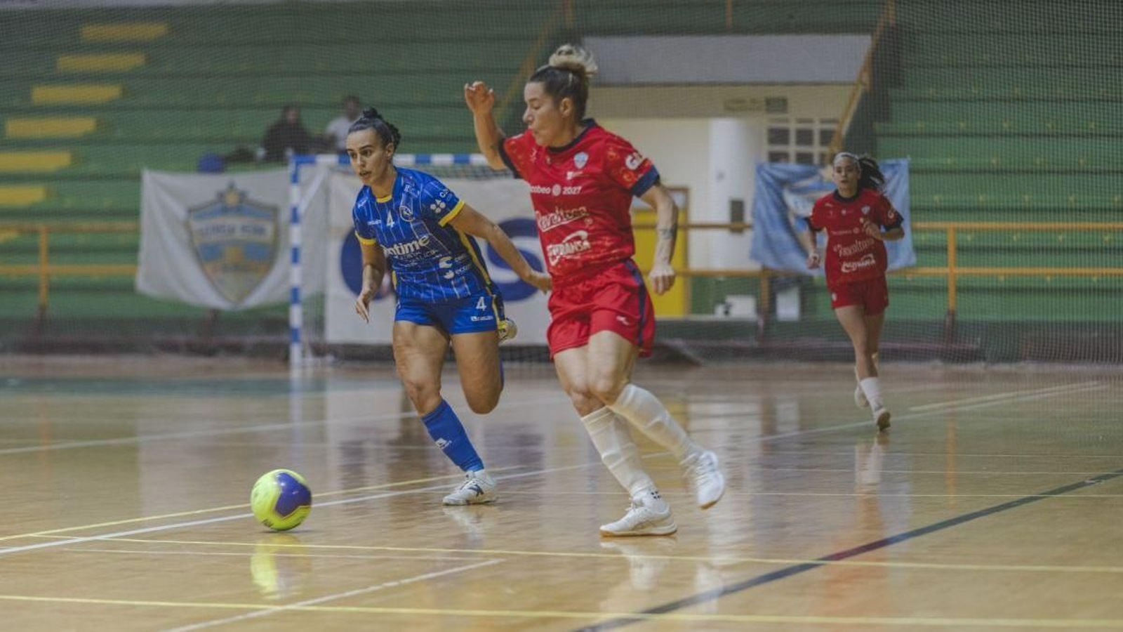 Anita Pino, del Ontime, persigue el avance de Rafa Pato, del Estrela Futsal, en la Copa Galicia.