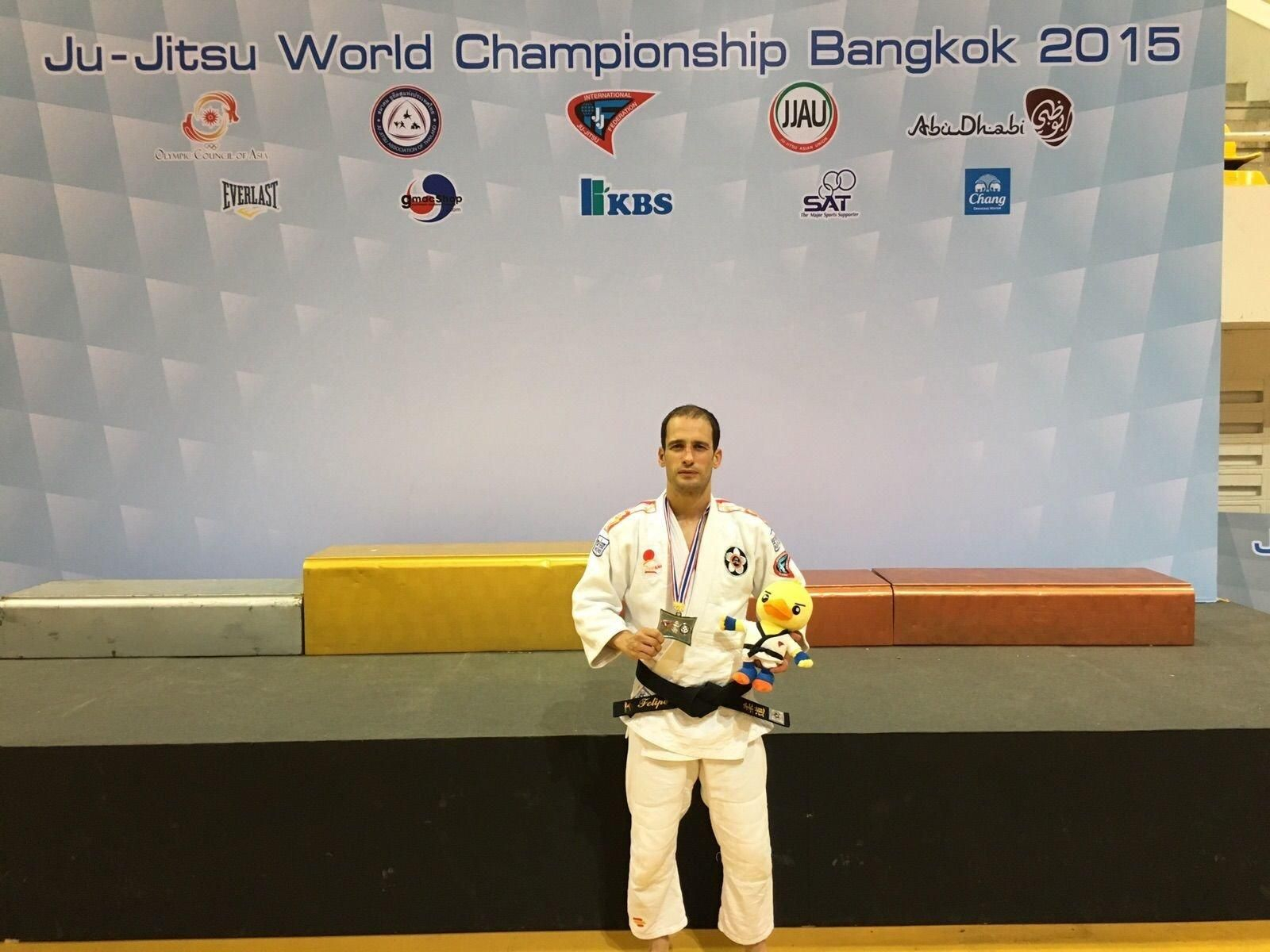 Iglesias, en el podio (i) y junto al también ourensano Christian Álvarez (d).