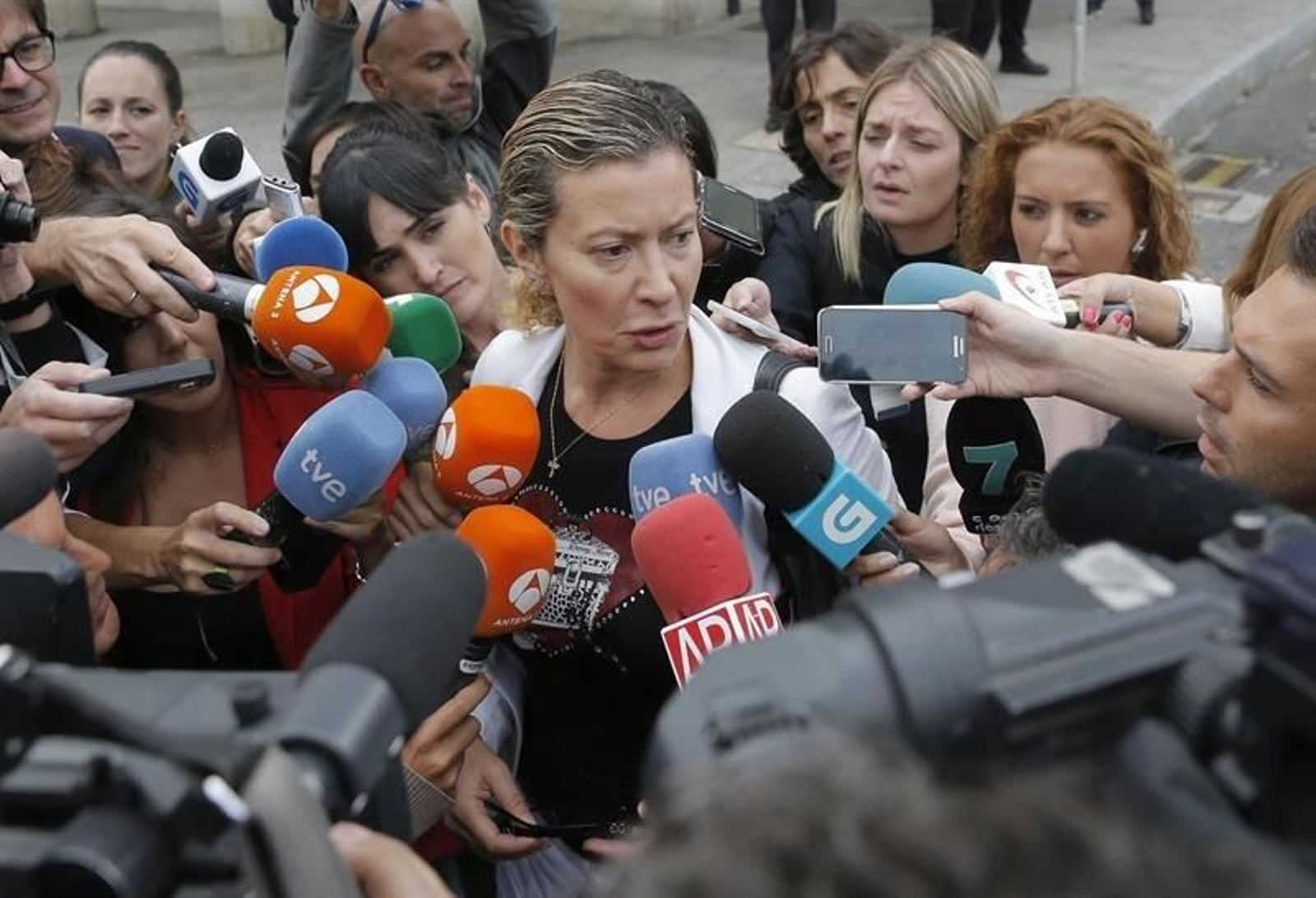 La madre de la joven desaparecida atendiendo a los medios.