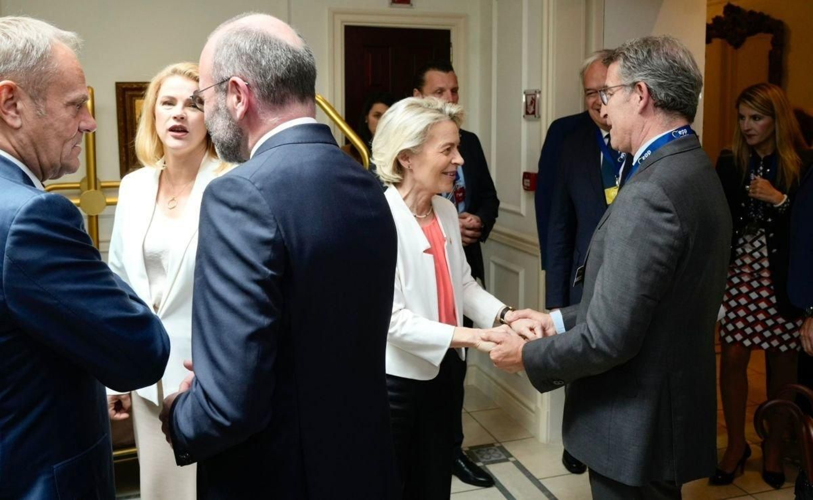 Feijóo saluda a Von der Leyen, ayer en la reunión de los populares europeos