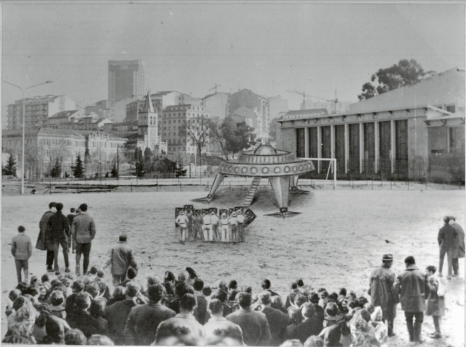 Ourensanos sorprendidos ante el ovni que aterrizaba delante del Pabellón de Deportes. Técnicos de Aviación Militar se acercaban a observar el inquietante aparato. (1973)