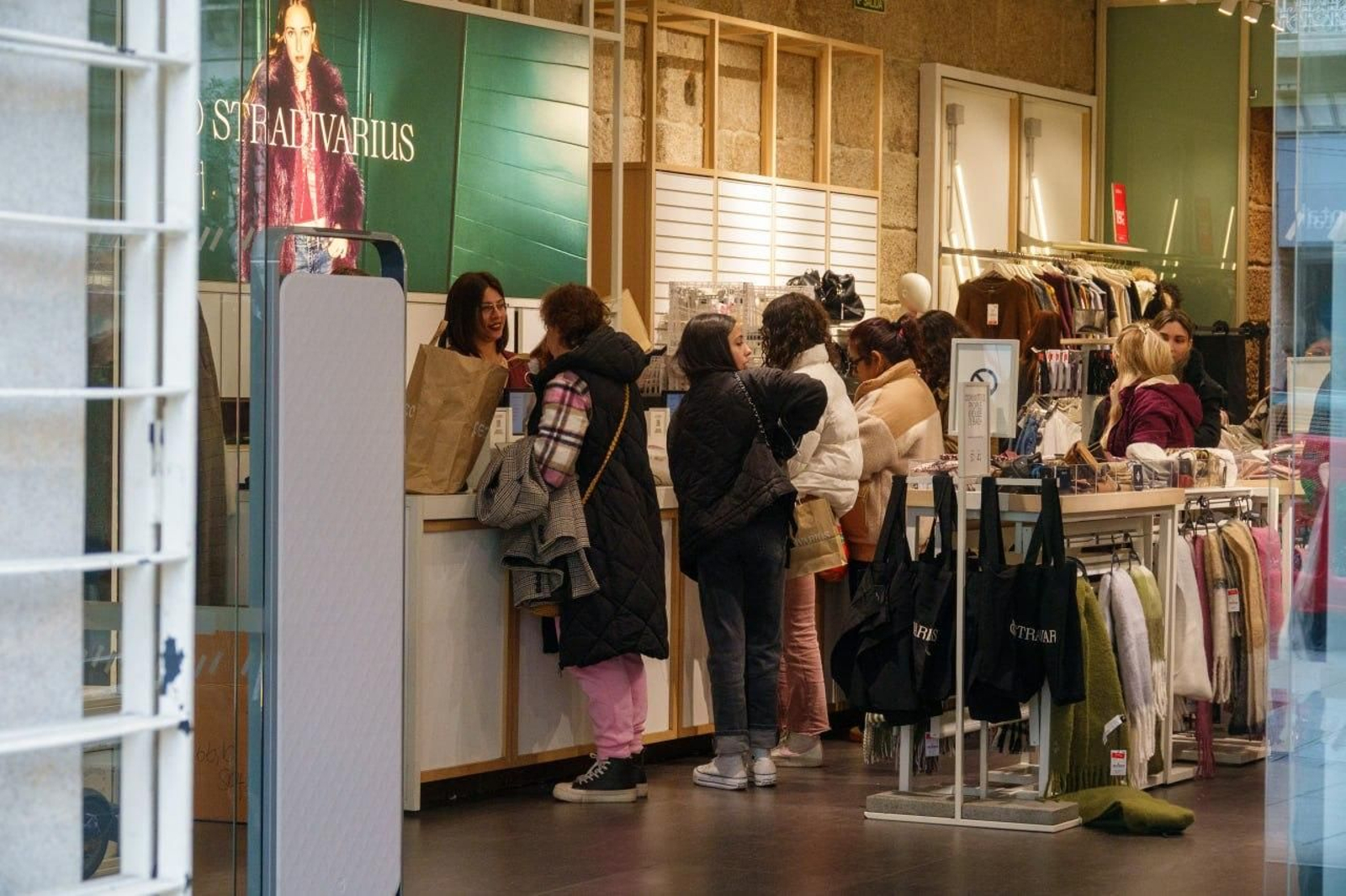 Galería | Los vigueses, con la tradición de las rebajas de enero