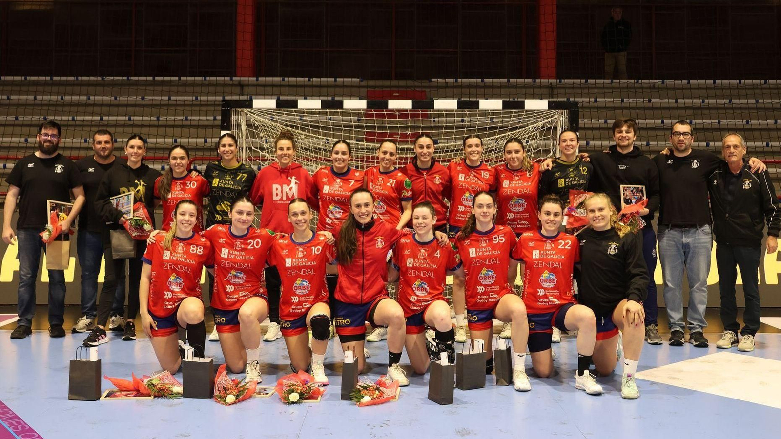 La plantilla del Porriño terminó ayer la Liga y hoy viaja a Islandia.